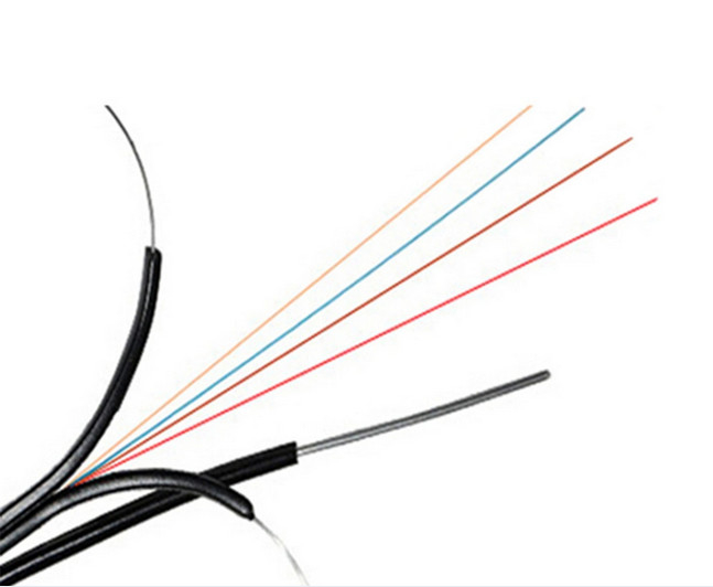 Bogenförmiges selbsttragbares FTTH-Tropfkabel mit 4 Kernstücken für die Telefonkommunikation