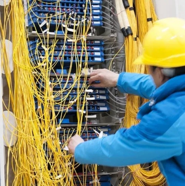 4 Kerne Innenraum FTTH Drop Kabel GJXH/GJXFH Bogen-Type Stahl/FRP Festigkeitsmitglied