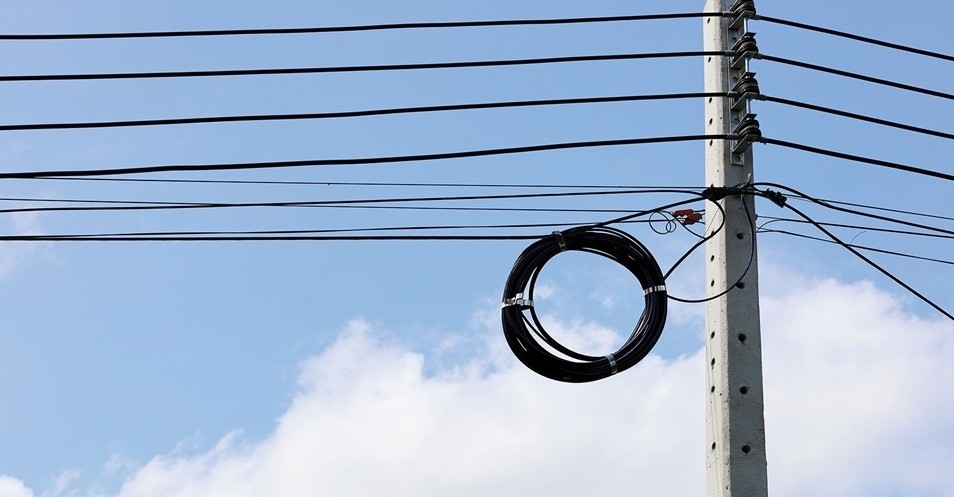 4 Kerne Innenraum FTTH Drop Kabel GJXH/GJXFH Bogen-Type Stahl/FRP Festigkeitsmitglied