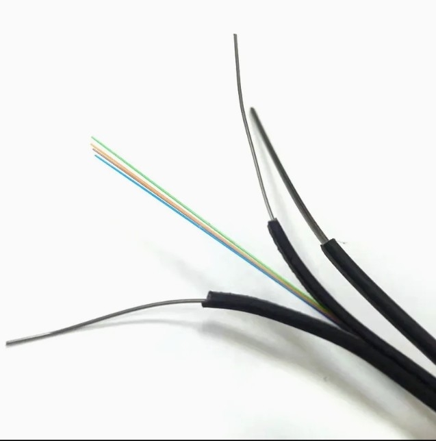 Bogenförmiges selbsttragbares FTTH-Tropfkabel mit 4 Kernstücken für die Telefonkommunikation