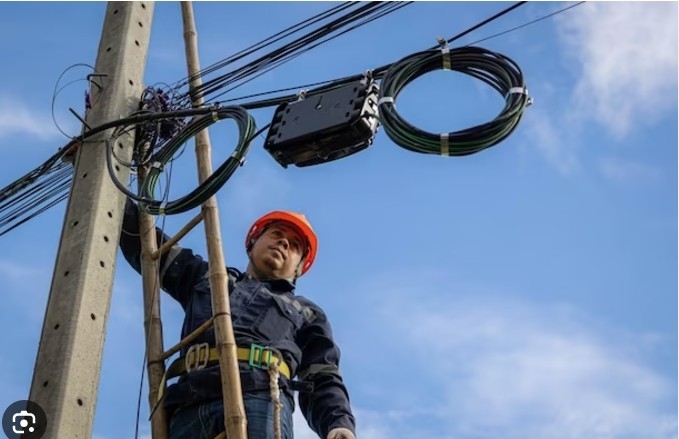 Bogenförmiges selbsttragbares FTTH-Tropfkabel mit 4 Kernstücken für die Telefonkommunikation