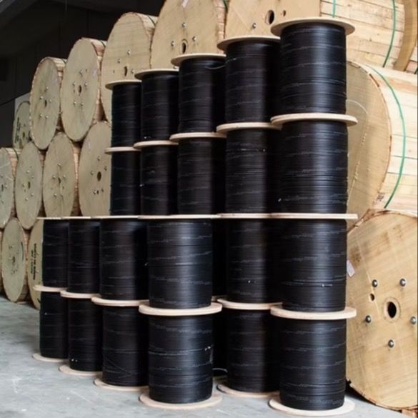 Outdoor-Metallfaser-Glasfaserkabel in Schmetterlingsform mit 1 Kern eingeführt