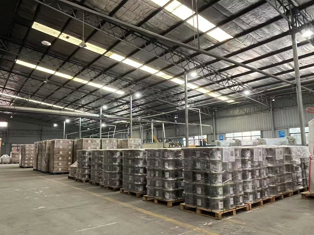 Schmetterlingsförmige Einführung des optischen Kabels