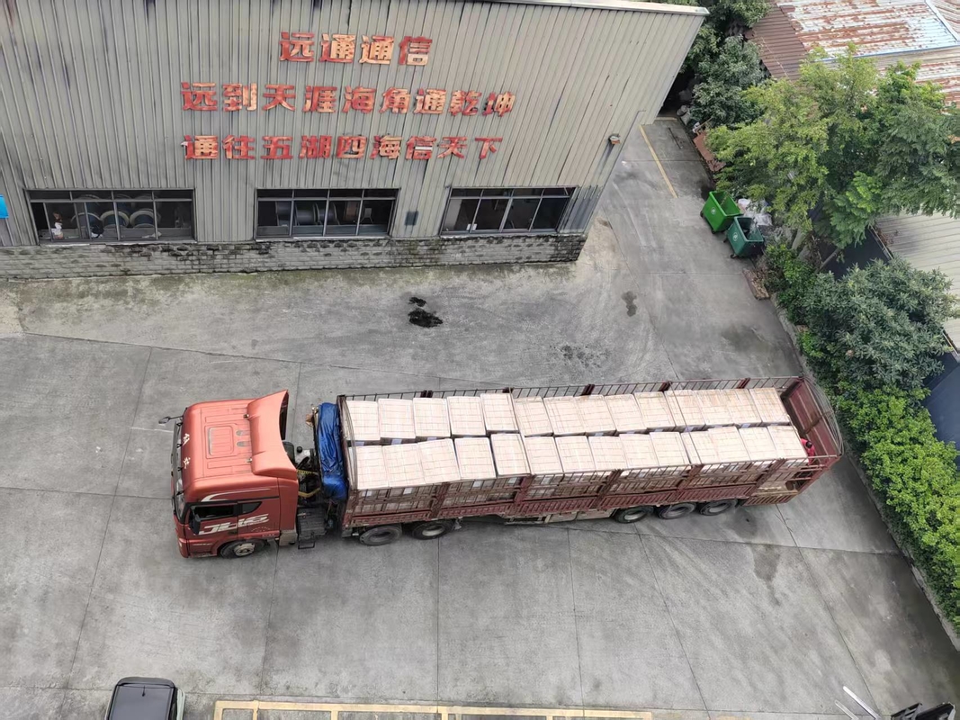 Schmetterlingsförmige Einführung des optischen Kabels